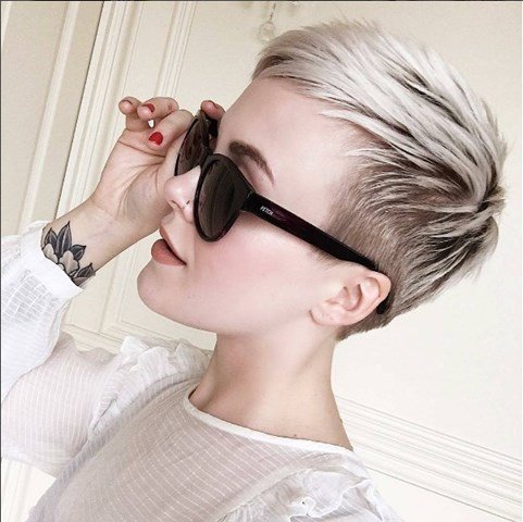 Blond Pixie mit Brille
