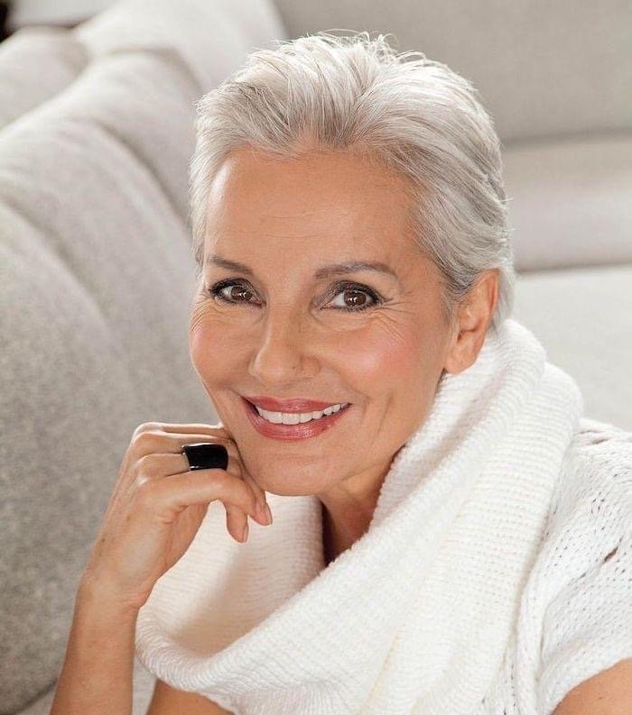 Natürlicher Look – Selbstbewusst, Schlicht und Stilvoll