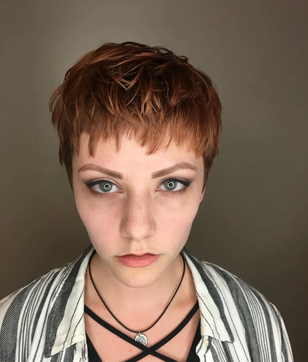 Der schönste gewellte Pixie-Schnitt für dicke Frisuren